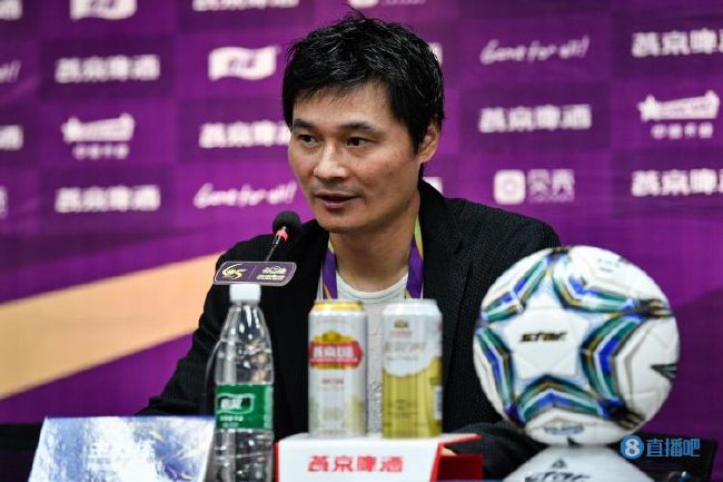 为了给他一个;下马威，成龙大哥决定现场教这位摔角高手演唱《男儿当自强》